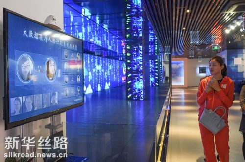 5月25日，参观者在贵州大数据综合试验区展示中心内体验人脸识别系统 记者刘续摄