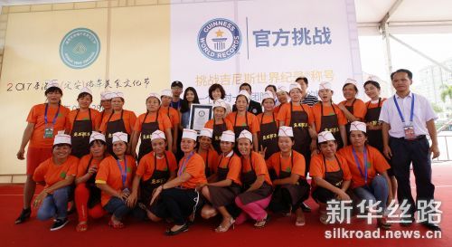 定安粽子协会徒手包粽子挑战吉尼斯纪录 图片来自定安县委宣传部