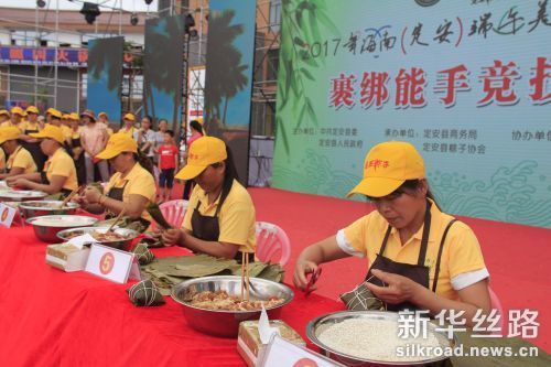 定安粽子协会徒手包粽子挑战吉尼斯纪录 图片来自定安县委宣传部