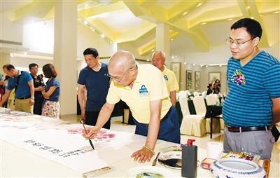 书法名家澄迈挥墨。海南日报记者：程范淦、通讯员：王家专 摄