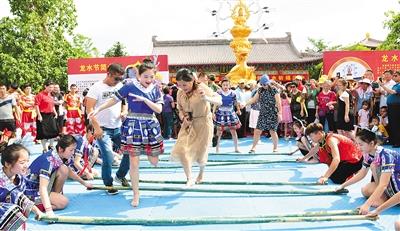 5月30日，游客在海南永庆寺跳竹竿舞。海南日报记者：程范淦、通讯员：王家专 摄