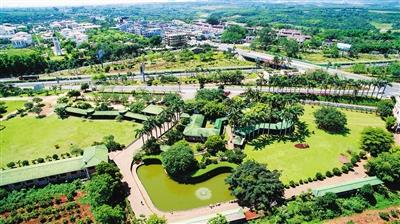 俯瞰澄迈福山咖啡文化风情小镇以及附近的环海南岛高速公路西线福山立交。海南日报记者 张杰 摄