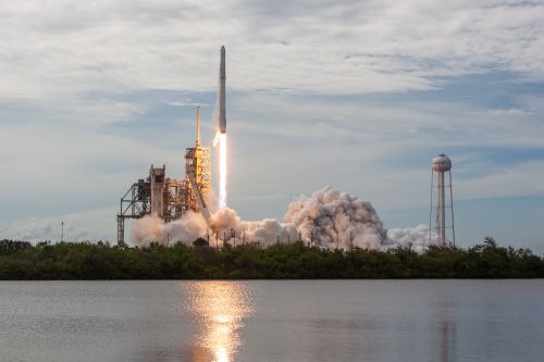 “猎鹰9”火箭在美国佛罗里达州卡纳维拉尔角的肯尼迪航天中心发射升空