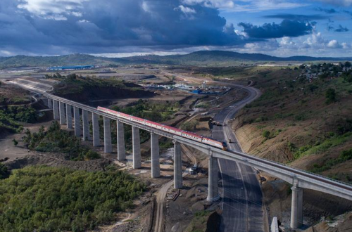 图为：5月12日，列车从肯尼亚蒙内铁路沿线的马泽拉斯铁路大桥上驶过