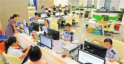 6月15日，在海南生态软件园企业服务超市，工作人员正在为企业办理各种手续。海南日报记者 陈元才 摄