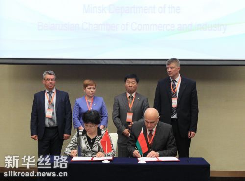 6月21日，在白俄罗斯首都明斯克，北京市贸促会与白俄罗斯工商会明斯克分会签署合作协议 新华社发（马祖列维奇摄）
