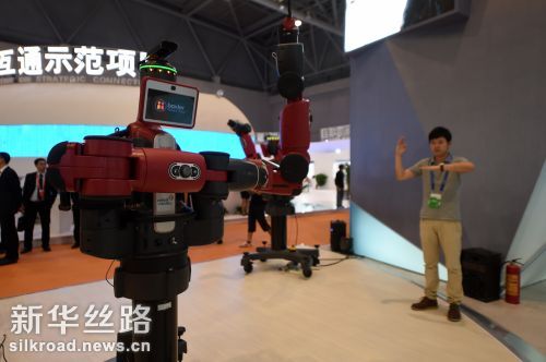 6月22日，一位工作人员在渝洽会上操作拟人机器人 记者唐奕摄