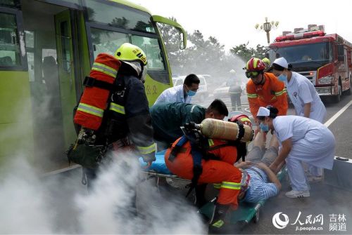 应急演练预防公交车夏季火灾事故【图】