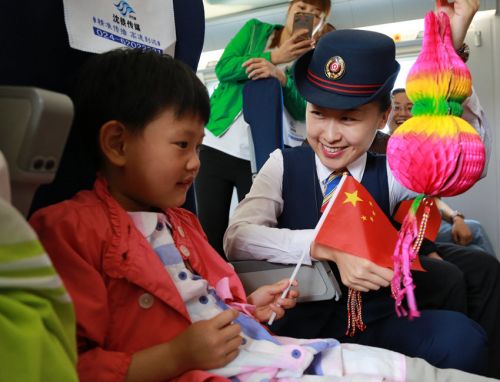 5月29日，&ldquo;最美高铁&rdquo;端午行，列车工作人员向小朋友讲述端午节民俗。（崔凯 摄）