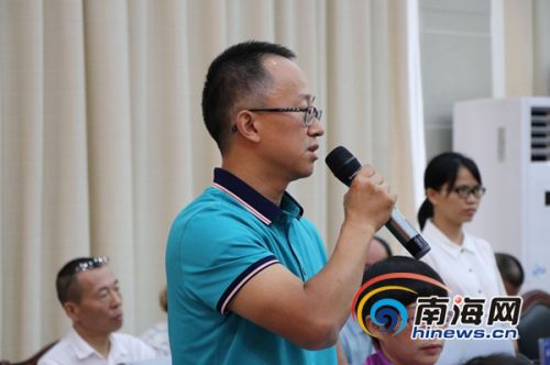 企业代表现场提问，乐东县政府有关负责人面对面解答。南海网记者 叶俊一 实习生 孙梦聪 摄