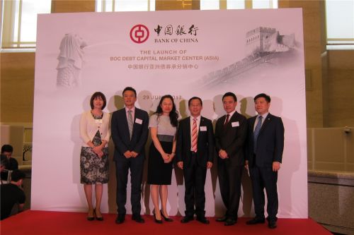 6月29日，参加中心成立活动的宾客与中国银行新加坡分行负责人合影 从左到右分别是新加坡交易所债券资本市场与证券与固定收益主任，高级副总裁汤桂莲 ; 中国银行总行投资银行及资产管理部副总经理裘炜; 新加坡金融管理局国际署执行署长符美兰;  中国银行新加坡分行行长邱智坤; 星展银行固定收益部主管李福陈; 中国银行新加坡分行行长助理邓磊