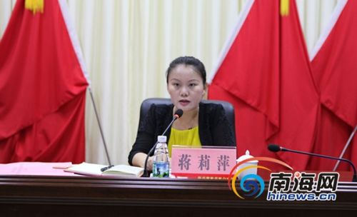 保亭县委常委、宣传部长蒋莉萍详细解读了《保亭黎族苗族自治县创建海南省文明城市测评体系操作手册(2017年版)》。