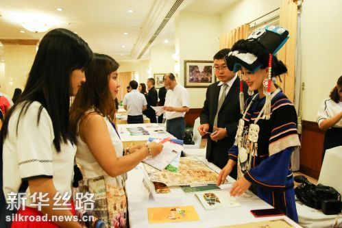 7月10日，在越南胡志明市，中国旅游代表团的贵州代表（右一）向来宾介绍本省特色旅游产品。