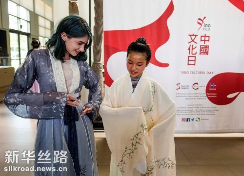7月9日，在美国加利福尼亚州圣安娜市的鲍尔斯博物馆，人们身着传统服饰参与“中国文化日”活动。