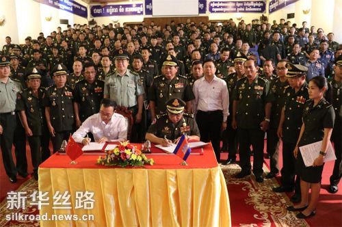 7月12日，在柬埔寨金边，柬埔寨王家研究院孔子学院中方院长夏修龙（前左）和柬埔寨国防部军队民事事务局局长桑萨仁代表双方签订合作协议。