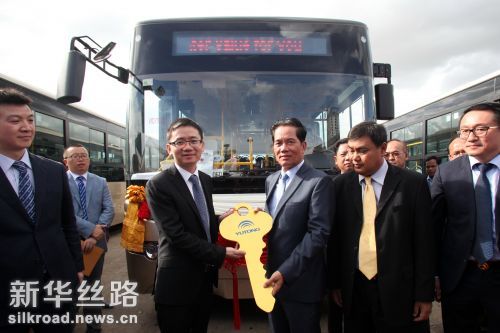 7月13日，在柬埔寨首都金边，中国驻柬埔寨大使馆临时代办檀勍生（左）向金边市市长坤盛（右）交接大巴车象征性钥匙。