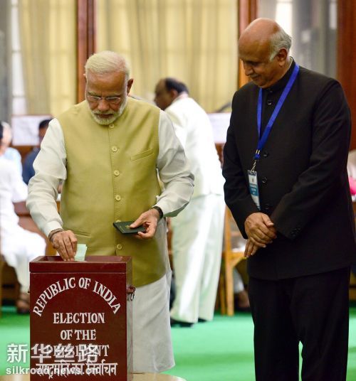 7月17日，在印度首都新德里，印度总理莫迪（左）在议会投票。