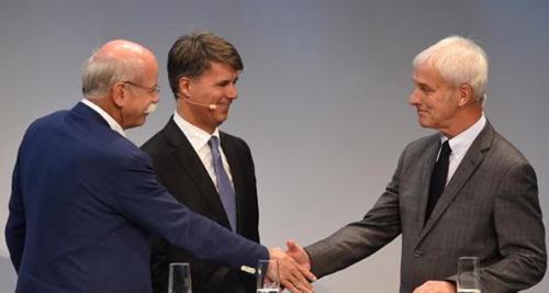 上图从左至右分别为戴姆勒集团CEO蔡澈（Dieter Zetsche），宝马CEO哈拉德·克鲁格（Harald Krueger）以及大众汽车CEO马蒂亚斯·穆勒（Matthias Muelle）