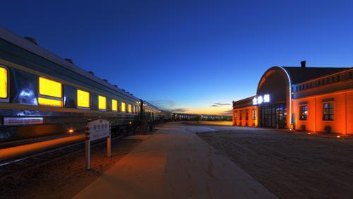 稻草方格治沙妙 沙海独特景色奇