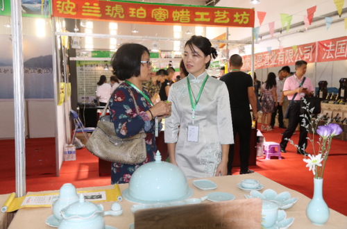 来自全国14个省份的参展商参加首届中国绿色产业博览会。