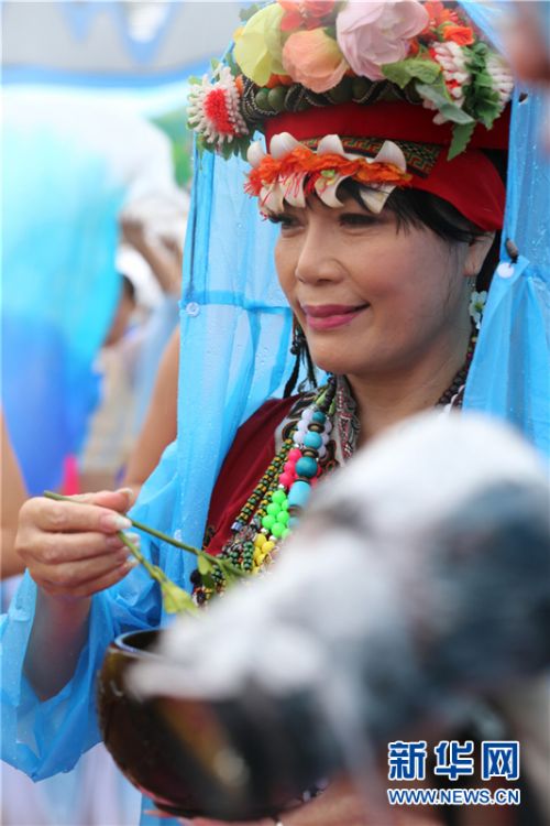 开幕仪式上泼洒“圣水”祈福。新华网 纪惊鸿 摄