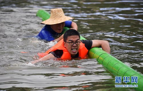 独竹漂比赛奋力拼搏的运动员。新华社记者 郭程 摄