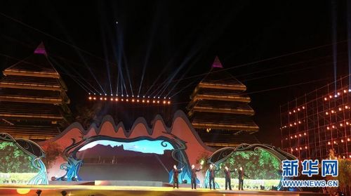 民族歌舞晚会上,歌手们一曲欢歌喜迎“七夕”。新华网 纪惊鸿 摄