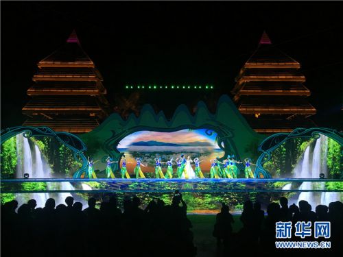 女孩子们的舞姿柔美动人,牵动着在场观众的眼光 新华网 纪惊鸿 摄