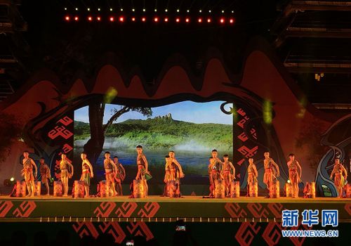 民族歌舞会上,男子舞蹈队表演的《鹿皮鼓舞》,清脆的鹿皮鼓和舞蹈相得益彰。 新华网 纪惊鸿 摄