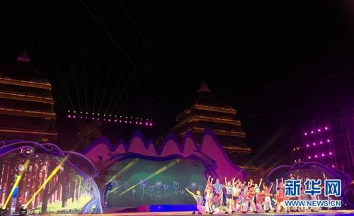 参加晚会的队员们穿着海南的标志性岛服表演节目。新华网 纪惊鸿 摄