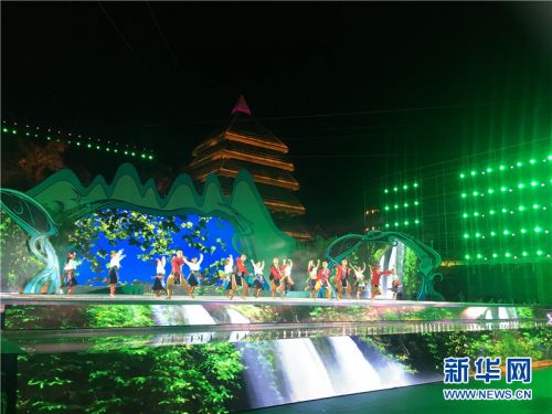 台湾的朋友精心准备送给保亭的表演。 新华网 纪惊鸿 摄