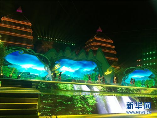 穿着苗族服饰的演员们表演《苗岭春早》。 新华网 纪惊鸿 摄