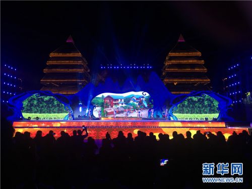 海南苗族经典歌舞表演《我们苗村多么美》。新华网 纪惊鸿 摄