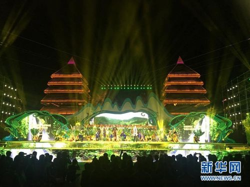 歌舞《保亭欢迎你》献给远道而来参加嬉水节的宾朋。新华网 纪惊鸿 摄