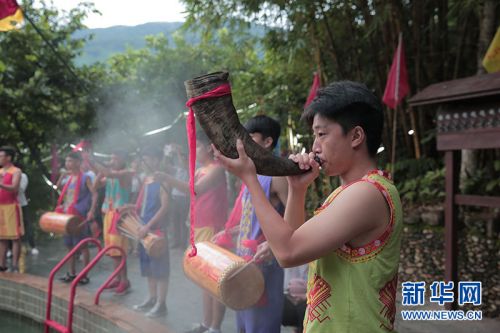 27日清晨6时许,七仙岭上,七仙瑶池边,牛角号吹起迎接前来取“圣水”的长老和“七仙女”。新华网 纪惊鸿 摄