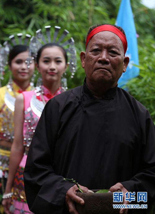 长老携“七仙女”缓缓走近七仙瑶池。新华网 纪惊鸿 摄