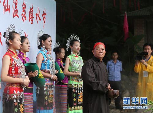 长老从七仙瑶池取出“圣水”。新华网 纪惊鸿 摄