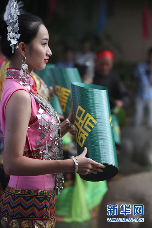 美丽的“七仙女”手持盛装“圣水”的器皿,盈盈带笑。新华网 纪惊鸿 摄