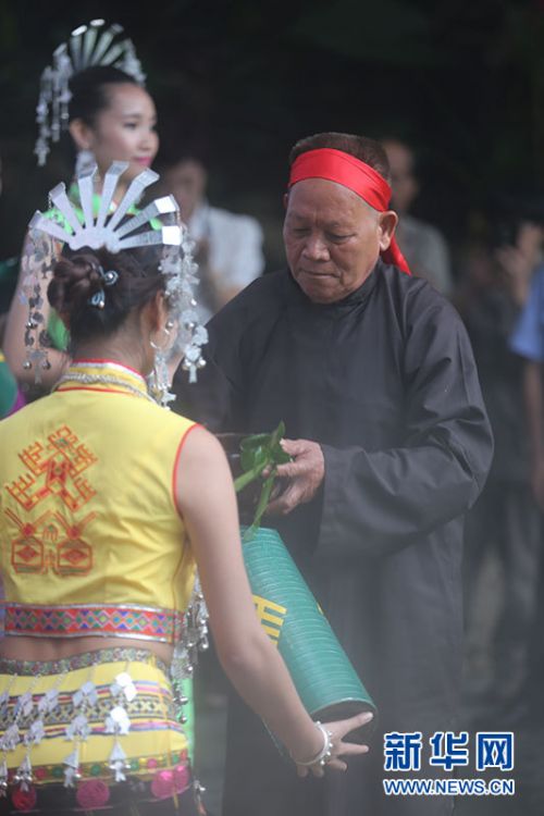 “圣水”缓缓倒入“七仙女”的取水器皿中。新华网 纪惊鸿 摄