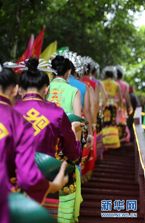 “七仙女”手捧“圣水”,离开七仙瑶池。新华网 纪惊鸿 摄