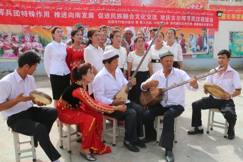 图二为26连农民自编的小合唱《感恩共产党》