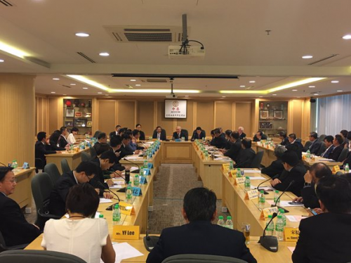 中华全国工商业联合会代表团在吉隆坡与马来西亚中华总商会代表共同探讨两国经贸合作的新机遇。