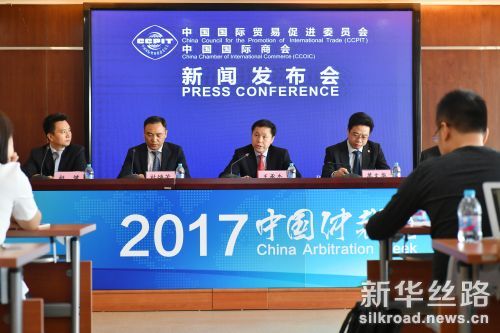 9月19日，中国国际经济贸易仲裁委员会副主任兼秘书长汪承杰（右）在新闻发布会上介绍情况。