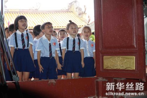 幼童学生默读儒家经典《大学》选章