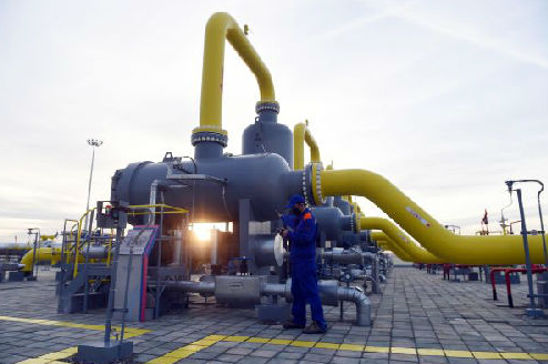 2015年11月11日，在中亚天然气管道霍尔果斯计量站内，工作人员在进行巡检。