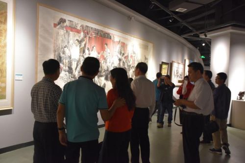 图为展览现场,市民游客认真的欣赏画作。 谭俊 摄