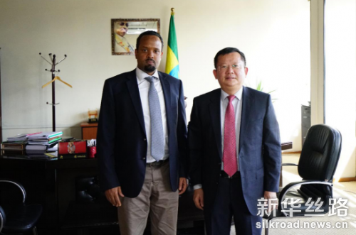 图为中国武夷董事长丘亮新(右一)与埃塞俄比亚交通部部长艾哈迈德·希德合影