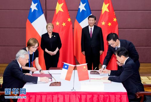 11月11日，国家主席习近平在越南岘港同智利总统巴切莱特一道出席中智自由贸易协定升级议定书签字仪式。 新华社记者 丁林 摄