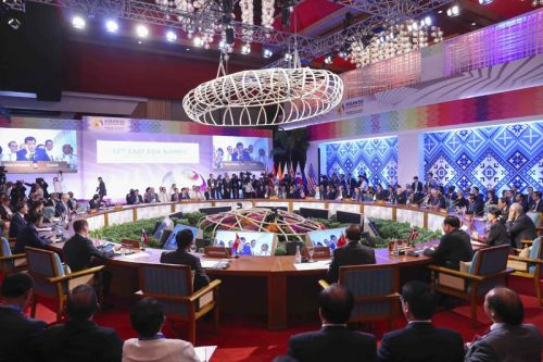 当地时间11月14日，李克强总理在菲律宾首都马尼拉分别出席东亚合作两大多边会议。在第20次东盟与中日韩（10+3）领导人会议上，总理强调要推进东亚经济共同体建设。在第12届东亚峰会上，他强调各成员方应坚持经济发展和政治安全合作“双轮驱动”。
