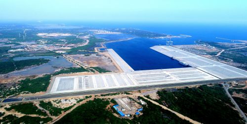 图为由中国港湾公司承建的汉班托塔港。
